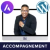 Montage photo de Accompagnement WordPress avec Cédric Dintimille sortant d'un écran d'ordinateur avec en haut à droite le logo WordPress et à gauche le logo de ASTRA