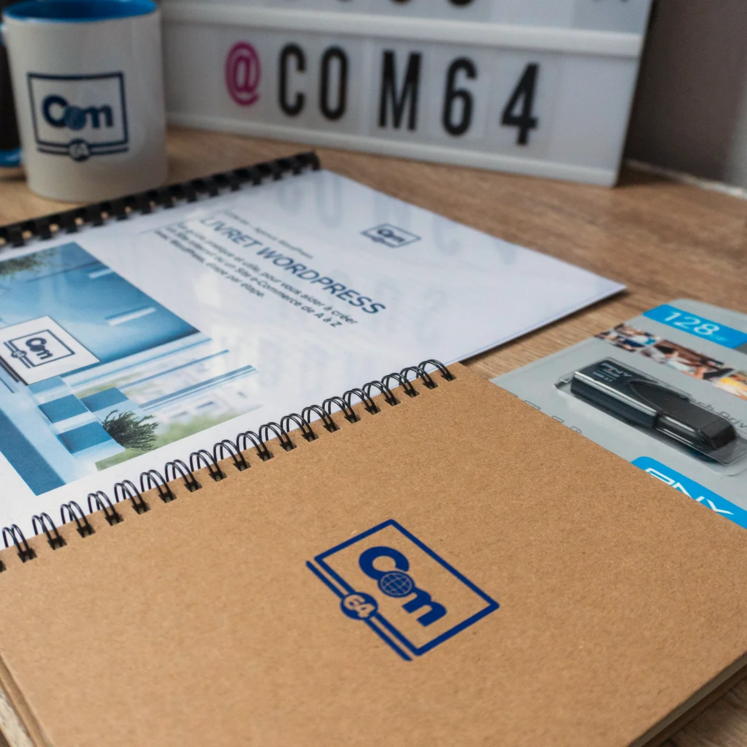 Photo du pack Entrepreneur WordPress contenant un Livret WordPress, un carnet de note, une clé USB, un Mug et un accompagnement au choix